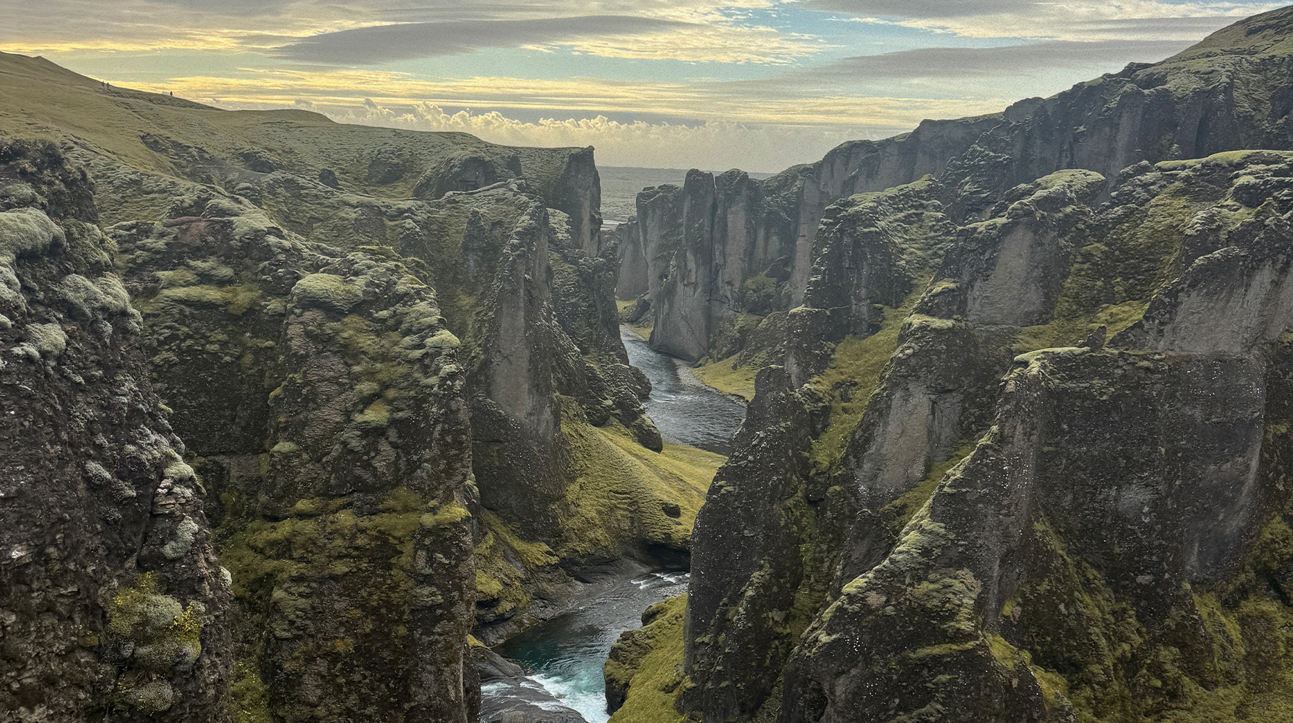 iceland fjaðrárgljúfur canyon lake 4 day iceland road trip